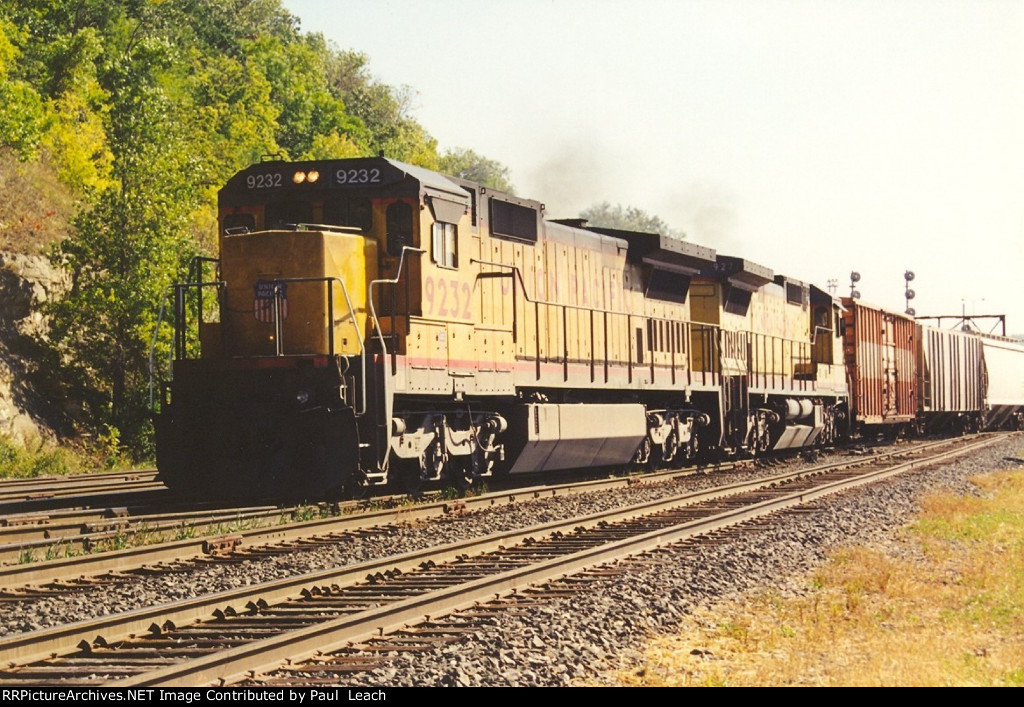 Manifest crosses over to exit the yard lead